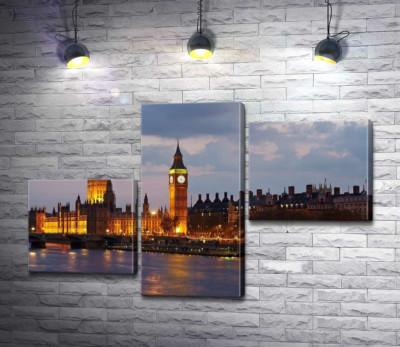 Вечерняя набережная Темзы сияет огнями Вестминстерского дворца (Palace of Westminster)