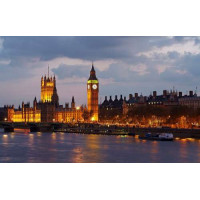 Вечерняя набережная Темзы сияет огнями Вестминстерского дворца (Palace of Westminster)