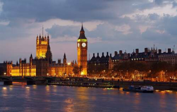 Вечерняя набережная Темзы сияет огнями Вестминстерского дворца (Palace of Westminster)