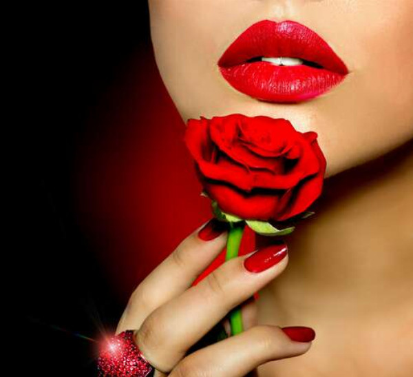 Розкіш червоного на губах, пальцях та троянді
