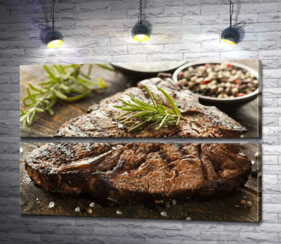 Модульная картина "Веточка розмарина придает неповторимый вкус сочному стейку"