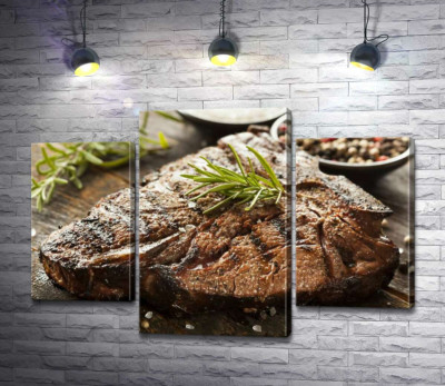 Модульная картина "Веточка розмарина придает неповторимый вкус сочному стейку"