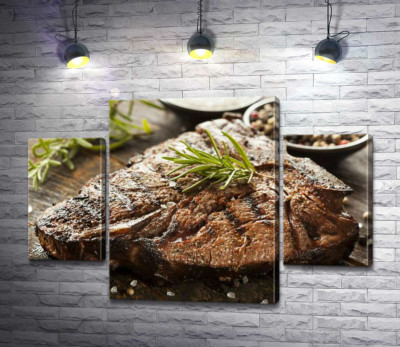 Модульная картина "Веточка розмарина придает неповторимый вкус сочному стейку"