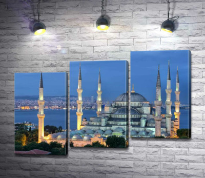 Голубой вечер опускается на стены величественной мечети Султанахмет (Sultanahmet Camii)