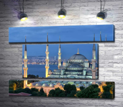 Блакитний вечір опускається на стіни величної мечеті Султанахмет (Sultanahmet Camii)