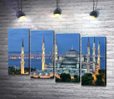 Голубой вечер опускается на стены величественной мечети Султанахмет (Sultanahmet Camii)