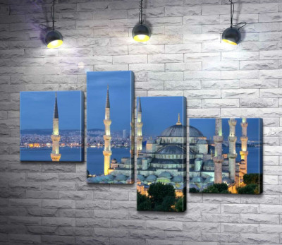 Блакитний вечір опускається на стіни величної мечеті Султанахмет (Sultanahmet Camii)