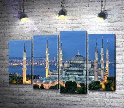 Блакитний вечір опускається на стіни величної мечеті Султанахмет (Sultanahmet Camii)