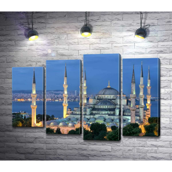 Блакитний вечір опускається на стіни величної мечеті Султанахмет (Sultanahmet Camii)