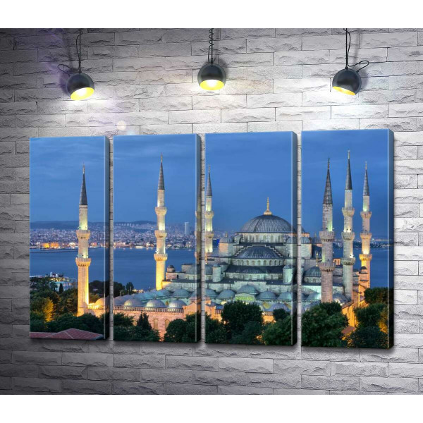 Голубой вечер опускается на стены величественной мечети Султанахмет (Sultanahmet Camii)
