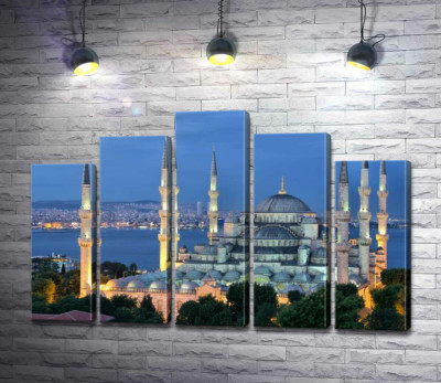 Блакитний вечір опускається на стіни величної мечеті Султанахмет (Sultanahmet Camii)