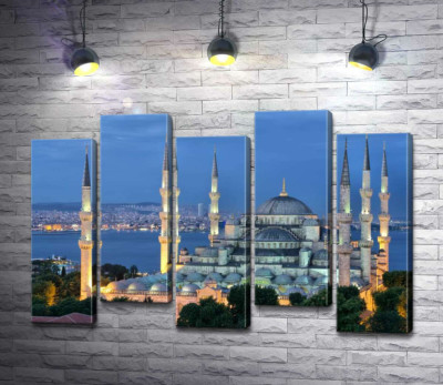 Блакитний вечір опускається на стіни величної мечеті Султанахмет (Sultanahmet Camii)