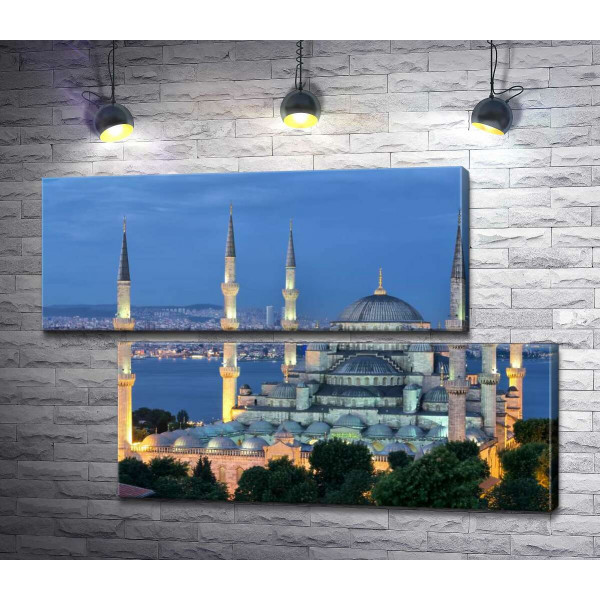 Блакитний вечір опускається на стіни величної мечеті Султанахмет (Sultanahmet Camii)