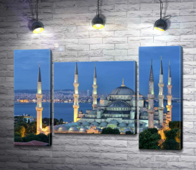 Голубой вечер опускается на стены величественной мечети Султанахмет (Sultanahmet Camii)