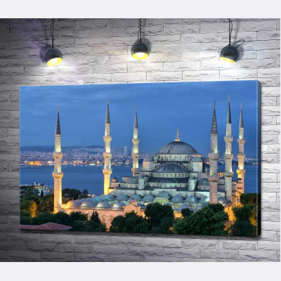 Блакитний вечір опускається на стіни величної мечеті Султанахмет (Sultanahmet Camii)