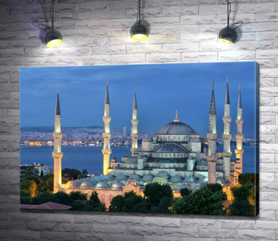 Голубой вечер опускается на стены величественной мечети Султанахмет (Sultanahmet Camii)
