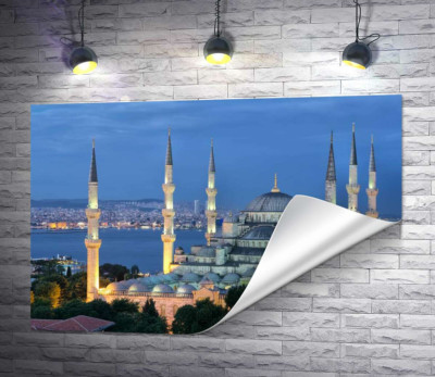 Голубой вечер опускается на стены величественной мечети Султанахмет (Sultanahmet Camii)