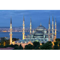 Голубой вечер опускается на стены величественной мечети Султанахмет (Sultanahmet Camii)
