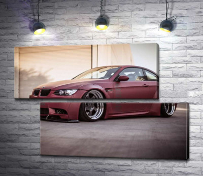 Багряний автомобіль BMW M5 F10 