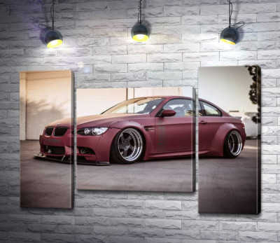 Багряний автомобіль BMW M5 F10 