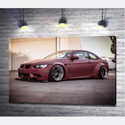 Багряний автомобіль BMW M5 F10 