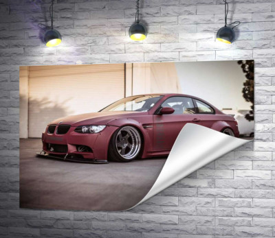 Багряний автомобіль BMW M5 F10 