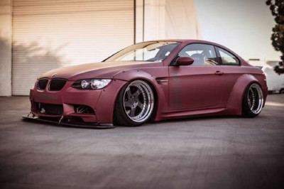 Багряний автомобіль BMW M5 F10 