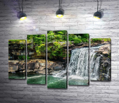 Модульная картина "Летняя зелень буйствует на скалах у водопада Литл-Фолс (Little Falls)"
