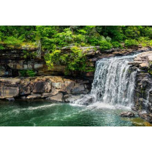 Летняя зелень буйствует на скалах у водопада Литл-Фолс (Little Falls)