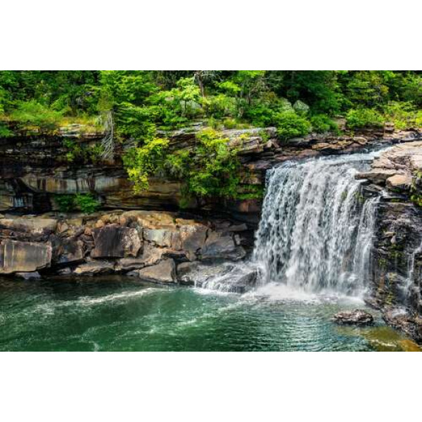 Літня зелень буяє на скелях біля водоспаду Літл-Фолс (Little Falls) 
