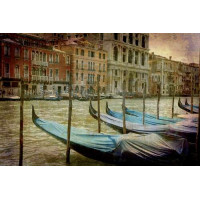 Пристань гондол на водах венецианского канала