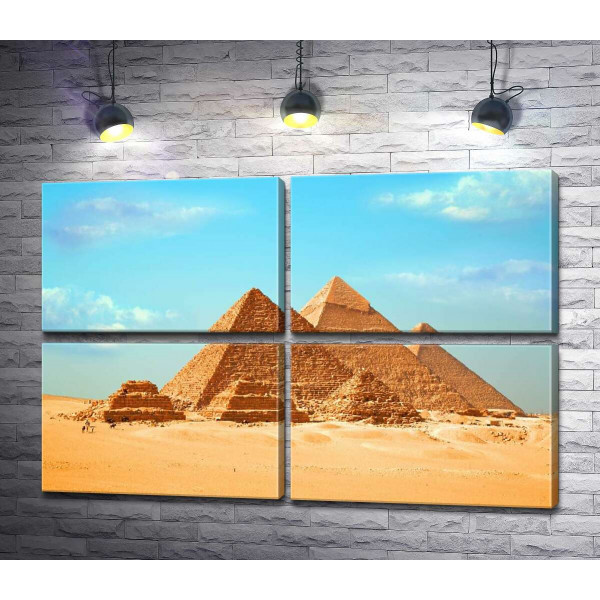 Рівні сторони пірамід Гізи опираються на жовті піски