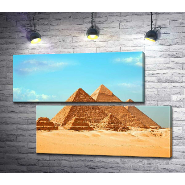 Ровные стороны пирамид Гизы опираются на желтые пески