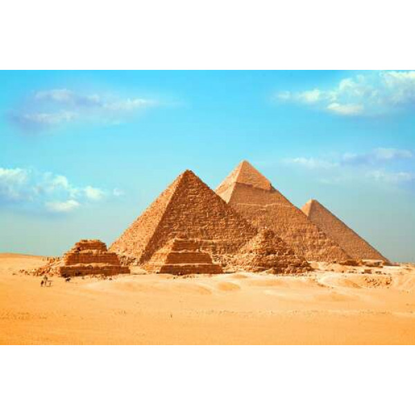 Рівні сторони пірамід Гізи опираються на жовті піски