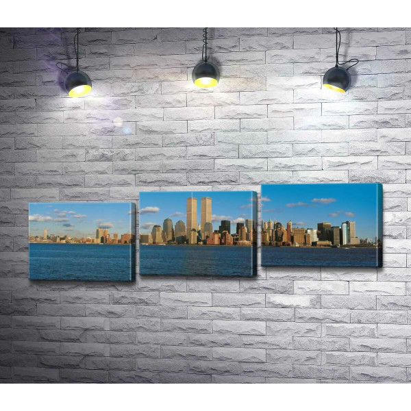 Скопление небоскребов Манхэттена (Manhattan) за заливом Нью-Йорк (New York Bay)