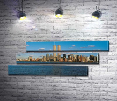Скопление небоскребов Манхэттена (Manhattan) за заливом Нью-Йорк (New York Bay)