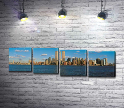Скупчення хмарочосів Манхеттену (Manhattan) за затокою Нью-Йорк (New York Bay)