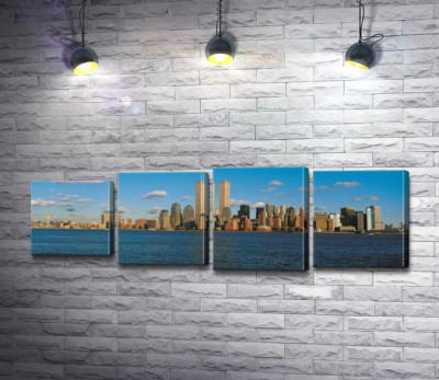 Скопление небоскребов Манхэттена (Manhattan) за заливом Нью-Йорк (New York Bay)