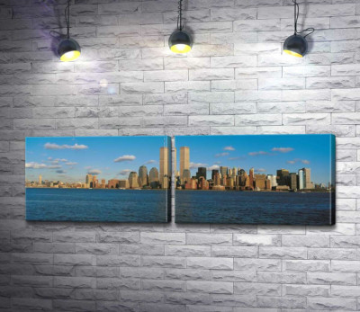 Скупчення хмарочосів Манхеттену (Manhattan) за затокою Нью-Йорк (New York Bay)