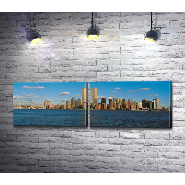 Скопление небоскребов Манхэттена (Manhattan) за заливом Нью-Йорк (New York Bay)