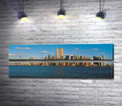 Скопление небоскребов Манхэттена (Manhattan) за заливом Нью-Йорк (New York Bay)