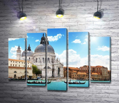Шедевр барокко, собор Санта-Мария-делла-Салуте (Basilica di Santa Maria della Salute), возвышается над Гранд-каналом (Canal Grande)