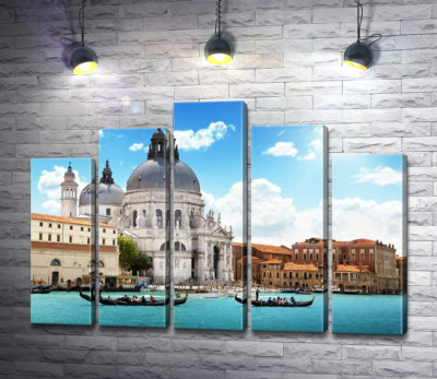 Шедевр барокко, собор Санта-Мария-делла-Салуте (Basilica di Santa Maria della Salute), возвышается над Гранд-каналом (Canal Grande)