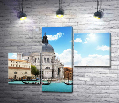 Шедевр барокко, собор Санта-Мария-делла-Салуте (Basilica di Santa Maria della Salute), возвышается над Гранд-каналом (Canal Grande)