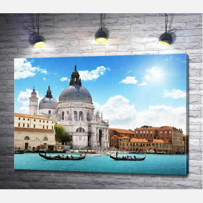 Шедевр барокко, собор Санта-Мария-делла-Салуте (Basilica di Santa Maria della Salute), возвышается над Гранд-каналом (Canal Grande)