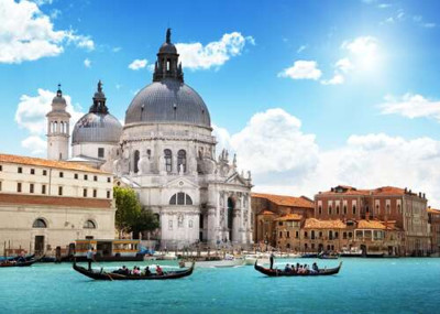 Шедевр барокко, собор Санта-Мария-делла-Салуте (Basilica di Santa Maria della Salute), возвышается над Гранд-каналом (Canal Grande)