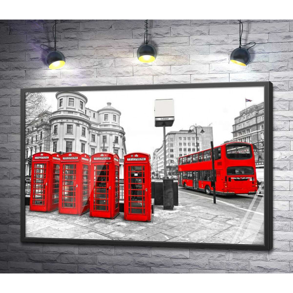 Яркие символы Лондона: телефонная будка и автобус