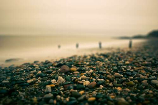 Кольорова мозаїка каменів на похмурому пляжі