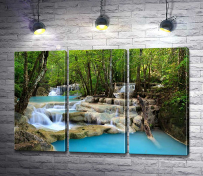 Бирюза воды плавно льется по скалистым ступеням водопада Эраван (Erawan falls)