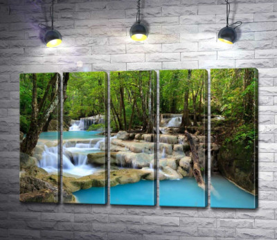 Бирюза воды плавно льется по скалистым ступеням водопада Эраван (Erawan falls)